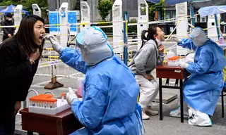 Xét nghiệm COVID-19 ở Bắc Kinh ngày 11/5. (Ảnh: CNN)