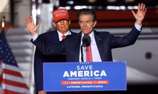 Cựu Tổng thống Mỹ Donald Trump và ứng viên thống đốc Pennsylvania Mehmet Oz trong cuộc vận động cử tri ngày 5/11. (Ảnh: Reuters)