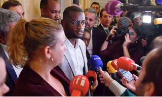 Nghị sĩ Pháp Carlos Martens Bilongo nói với báo chí sau sự việc lộn xộn