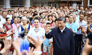 Ông Tập Cận Bình gặp gỡ người dân Tân Cương ngày 13/7. (Ảnh: Xinhua)