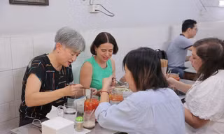 Ngoại trưởng Úc Penny Wong cùng các nhà ngoại giao Úc thưởng thức món phở gà ở Hà Nội. (Ảnh: ĐSQ Úc)