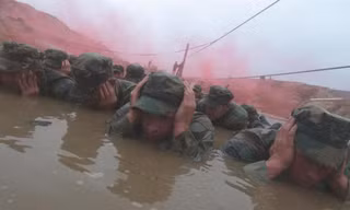 Tân binh Mỹ thực hiện một bài tập trong Tuần địa ngục. (Ảnh: Getty)