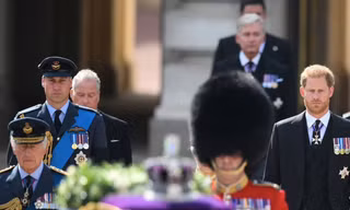Con cháu Nữ hoàng Anh Elizabeth hộ tống linh cữu ngày 14/9. (Ảnh: Reuters)