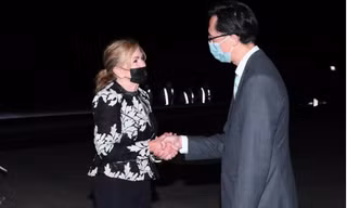Nghị sĩ Marsha Blackburn đến sân bay Tùng Sơn. (Ảnh: Focus Taiwan)