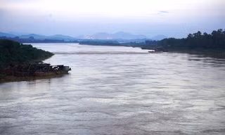 Thi thể bị trói hai tay trong bao tải trôi trên sông Mã