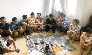 Hàng chục cảnh sát bao vây khách sạn, phá sới bạc lớn 