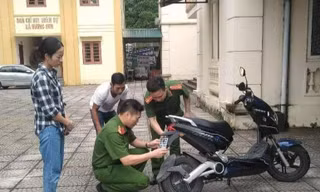 Công an xã, thị trấn ở Vĩnh Phúc cấp biển số, đăng ký xe cho người dân.