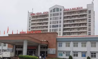 Bệnh viện Đa khoa Ninh Bình mua kit test Việt Á giá cao, 'không cần' khuyến mại