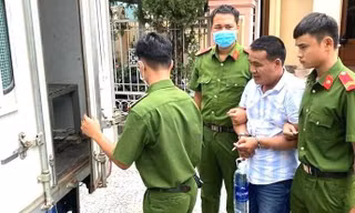 Bắt đối tượng nhiều lần ném chai lọ thủy tinh ra đường, đốt xe máy nơi công cộng