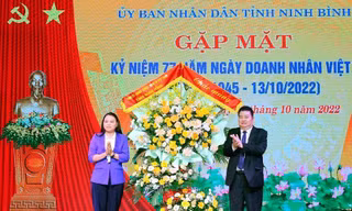 Đồng chí Nguyễn Thị Thu Hà, UVT.Ư Đảng, Bí thư Tỉnh ủy, Trưởng Đoàn ĐBQH tỉnh tặng hoa chúc mừng Hiệp hội Doanh nghiệp tỉnh.