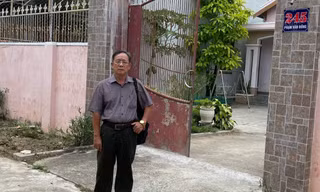 Ông Phạm Văn Tuân trước khu đất bị Khánh Hoà thu hồi trái quy định.