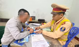 'Tóm gọn' tài xế xe tải chèn ép xe cứu thương