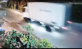 Ô tô mất lái do đi với tốc độ 'kinh hoàng'