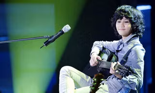Lê Cát Trọng Lý “Vui” với khán giả quê nhà. Ảnh: Maika Elan
