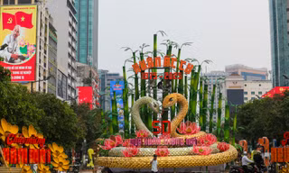 Cận cảnh cặp linh vật rắn khổng lồ ở Đường hoa Nguyễn Huệ
