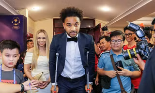Nguyễn Xuân Son chống nạng cố thoát vòng vây khán giả sau Gala Quả Bóng Vàng