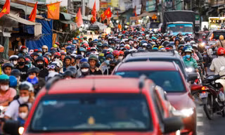 Dòng xe kẹt cứng hàng dài chờ qua Phà Cát Lái 