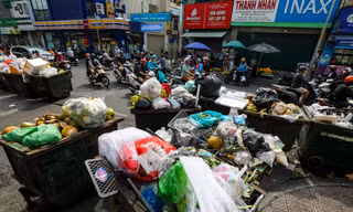 Cận Tết, rác ùn ứ nhiều tuyến đường ở TPHCM