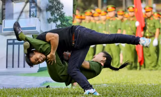 Màn võ thuật kẹp cổ khống chế tội phạm của nữ Công an TPHCM