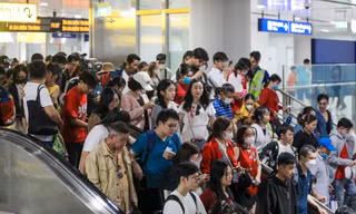 Mùng 4 tết, đường phố TPHCM nhộn nhịp trở lại, metro chật kín người