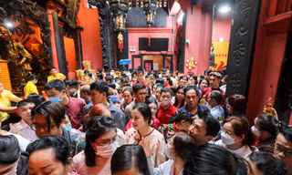 Chen nhau dâng lễ, rót dầu vía Ngọc hoàng ngày đầu năm