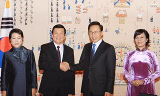 Tổng thống Hàn Quốc Lee Myung Bak và Phu nhân đón Chủ tịch nước Trương Tấn Sang và Phu nhân Ảnh: TTXVN