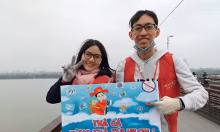 “Thả cá, đừng thả rác” là thông điệp hành động của các bạn trẻ.