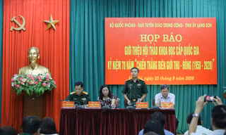 Đại tá Trần Ngọc Anh, Phó Cục trưởng Cục Tuyên huấn, Tổng cục Chính trị, cung cấp thông tin cho báo chí.