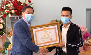 Phó Chủ tịch thường trực UBND thành phố Hà Nội Lê Hồng Sơn trao tặng bằng khen của Thủ tướng cho anh Nguyễn Ngọc Mạnh.