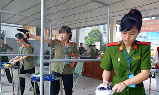 Nữ sinh cảnh sát thi tài bắn súng