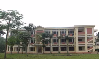 Ký túc xá bỏ không, học sinh thuê trọ ven sông