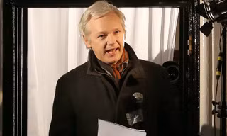 Ông Julian Assange phát biểu trước ban công Tòa đại sứ Ecuador hôm 20-12