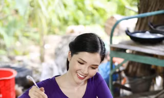 Hoa khôi Thúy Vi làm đại sứ bánh dân gian Nam Bộ