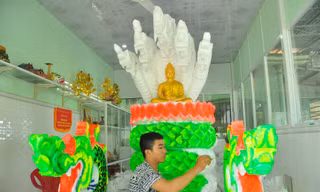 Sinh viên Trà Vinh tất bật làm hoa đăng cho lễ hội Ok Om Bok 