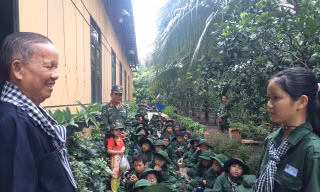 Nguyên Phó Thủ tướng Trương Vĩnh Trọng trò chuyện với thiếu nhi. Ảnh: TĐBT
