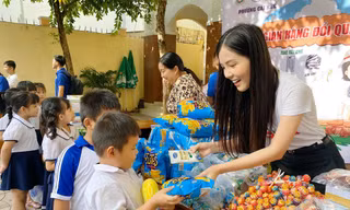 Hoa khôi Huỳnh Thúy Vi đồng hành với thiếu nhi bảo vệ môi trường