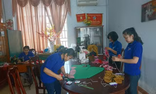 Thanh niên Cần Thơ may 2000 khẩu trang phục vụ học sinh phòng dịch 