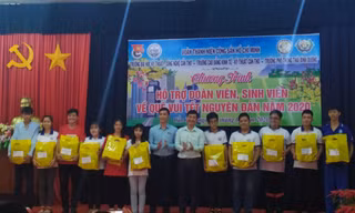 Cần Thơ hỗ trợ 500 phần quà cho sinh viên khó khăn về quê đón Tết ​