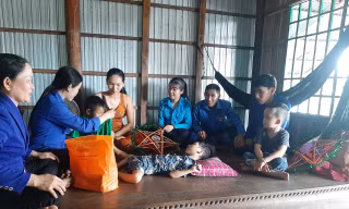 Đoàn viên rửa xe gây quỹ tặng quà cho trẻ khuyết tật vui trung thu