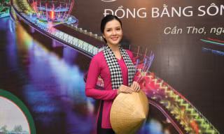 Tình người làm du khách thêm yêu mến vùng đất chín Rồng