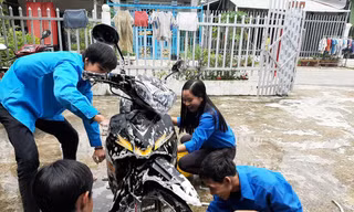 Đoàn viên thanh niên rửa xe gây quỹ tặng quà trung thu cho trẻ em khuyết tật