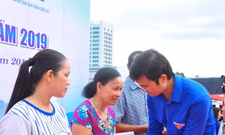 Bí thư Trung ương Đoàn Bùi Quang Huy tặng quà cho gia đình nạn nhân ị tai nạn giao thông. Ảnh: Hoà Hội