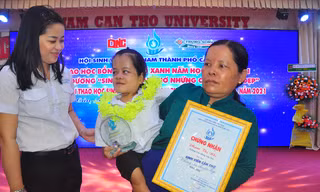 Cảm động với nghị lực của nữ sinh nhiễm chất độc da cam ​