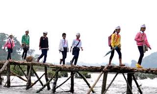 Hàng trăm học sinh phải lội sông đến trường