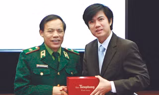 Tổng biên tập Đoàn Công Huynh trao quà lưu niệm cho Thiếu tướng Nguyễn Xuân Quảng – Chủ nhiệm Chính trị Bộ đội Biên phòng. Ảnh: Hồng Vĩnh