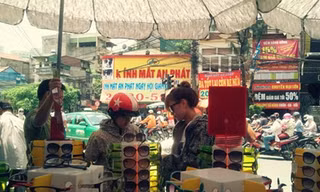 Kính 'hàng hiệu' 20.000 đồng 'đại náo' Hà Nội