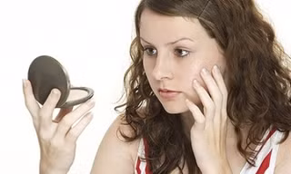Trị mụn trứng cá bằng... vi-rút
