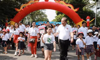 Đi bộ kêu gọi đội mũ bảo hiểm cho trẻ em