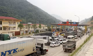 Trạm thu phí BOT Hòa Lạc - Hòa Bình bị người dân địa phương tập trung đòi miễn phí qua trạm lần 2, kéo dài từ đầu tháng 6 tới nay.