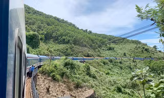 Tàu SE3 trật bánh khi qua đèo Hải Vân. Ảnh hành khách cung cấp.